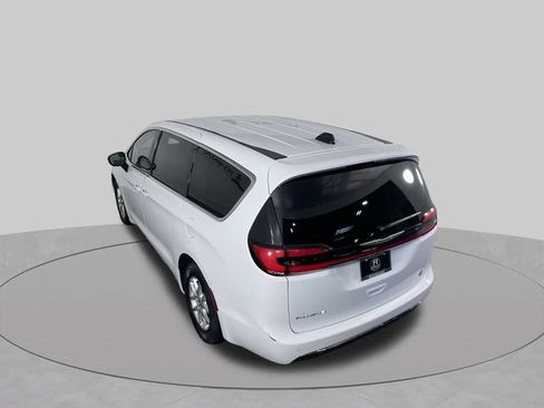 Used 2024 Chrysler Pacifica Touring-L FWD image 37