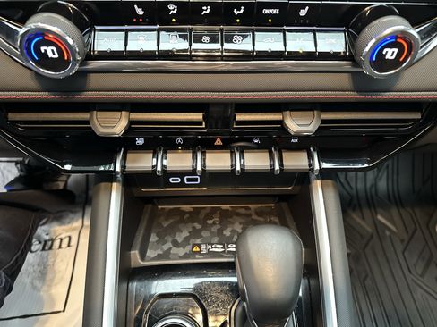 Used 2025 Chevrolet Colorado Z71 w/ Technology Package image 35