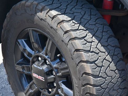 Used 2024 GMC Sierra 2500 AT4 image 3