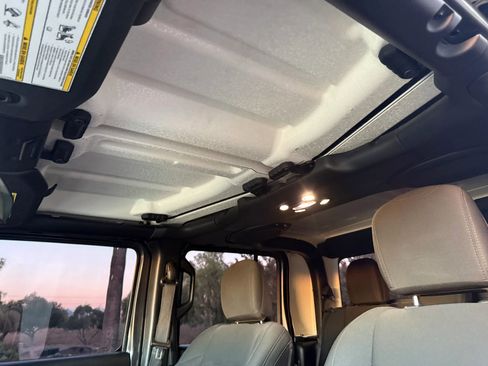 Used 2020 Jeep Gladiator Sport image 16