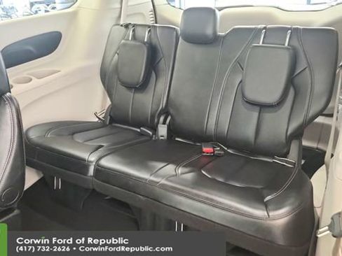 Used 2024 Chrysler Pacifica Touring-L FWD image 21