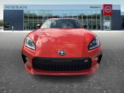 Used 2025 Toyota GR86 Premium w/ Performance Package image 2