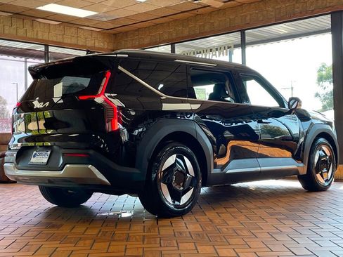 Used 2024 Kia EV9 Wind image 13