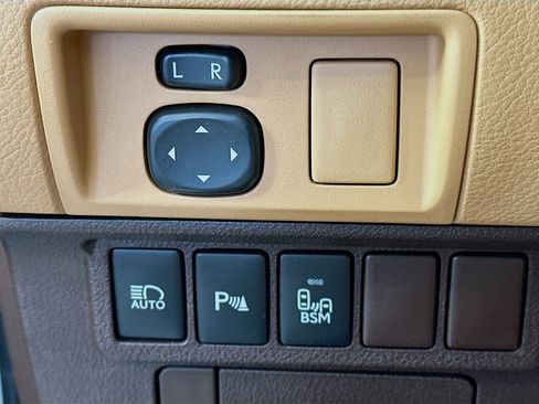 Used 2016 Lexus ES 350 w/ Luxury Package w/Wood Trim image 17