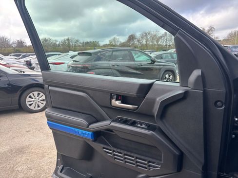 Used 2025 Toyota Tacoma TRD Off-Road image 18