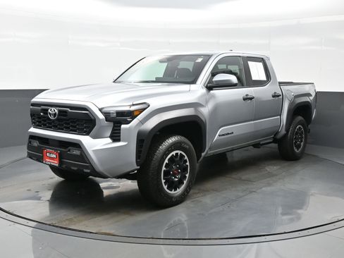 Used 2025 Toyota Tacoma TRD Off-Road w/ TRD Off Road Upgrade Package image 2