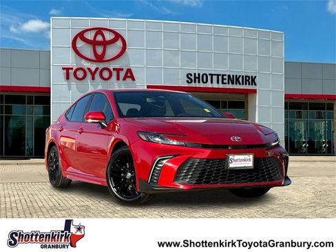 Used 2025 Toyota Camry SE image 1