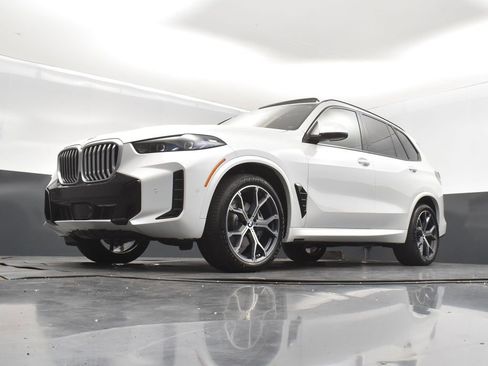 Certified 2026 BMW X5 xDrive40i w/ M Sport Package AWD/4WD image 38