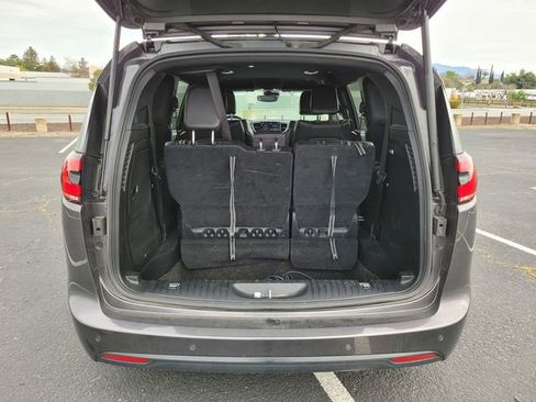 Used 2023 Chrysler Pacifica Touring-L w/ S Appearance Package image 11