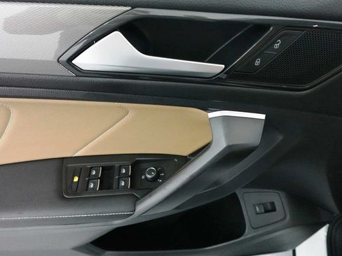 Used 2024 Volkswagen Tiguan SE w/ Panoramic Sunroof Package AWD/4WD image 11