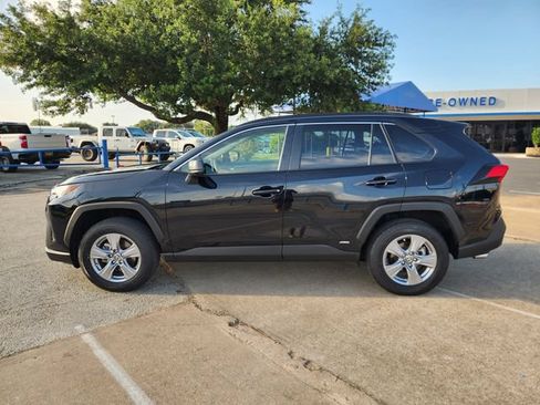 Used 2025 Toyota RAV4 LE AWD/4WD image 4