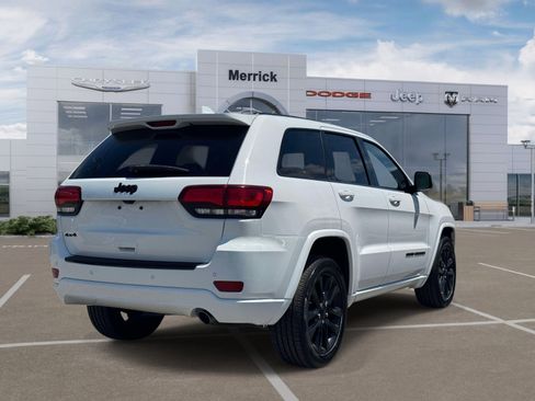 Used 2018 Jeep Grand Cherokee Altitude AWD/4WD image 6