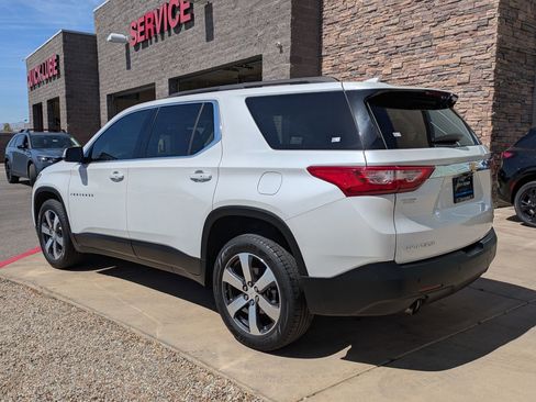 Used 2020 Chevrolet Traverse LT w/ LT Premium Package FWD image 3