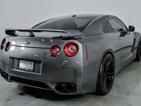 Used 2010 Nissan GT-R Premium image 12