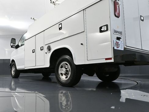 Used 2017 Chevrolet Express 3500 image 52