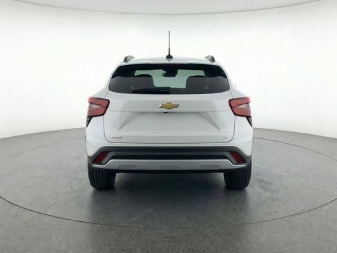 Used 2025 Chevrolet Trax LT FWD image 7
