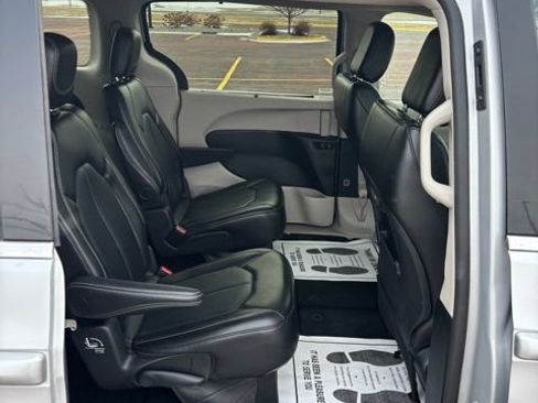 Used 2024 Chrysler Pacifica Touring-L image 16