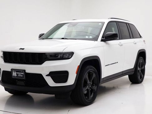 Used 2023 Jeep Grand Cherokee Altitude image 2