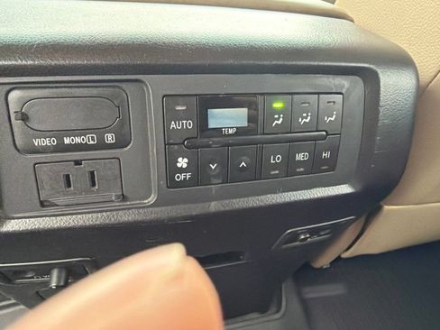 Used 2017 Toyota Sequoia Platinum AWD/4WD image 29