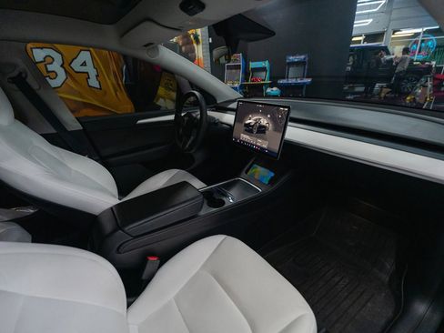 Used 2022 Tesla Model Y Performance image 6