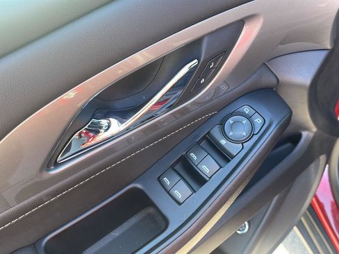 Used 2023 Chevrolet Traverse LT image 12