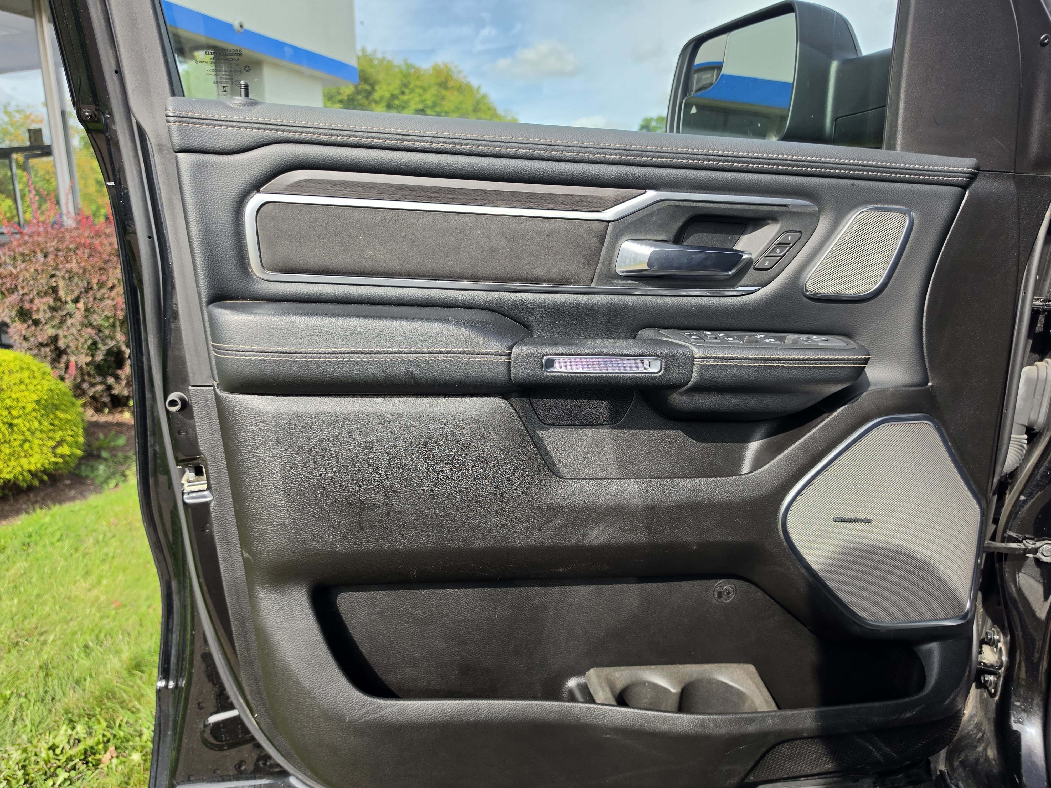 Used 2025 RAM 1500 Laramie w/ Night Edition AWD/4WD image 17
