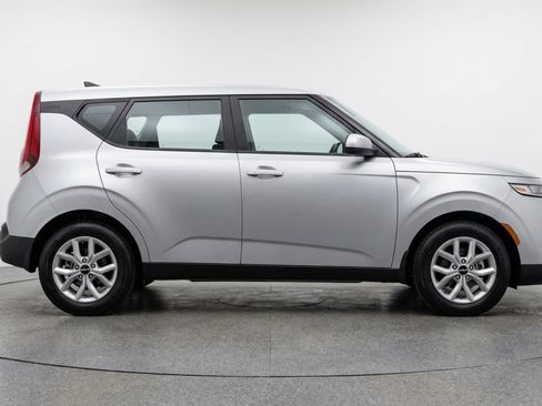 Used 2025 Kia Soul LX w/ LX Technology Package image 11