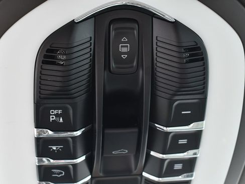 Used 2018 Porsche Macan GTS AWD/4WD image 37