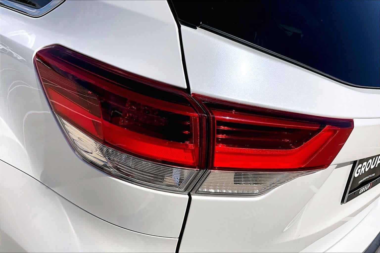 Used 2017 Toyota Highlander Limited Platinum FWD image 26