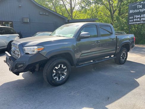 Used 2017 Toyota Tacoma TRD Off-Road image 29