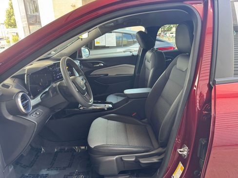 Used 2025 Chevrolet Trax LT image 27