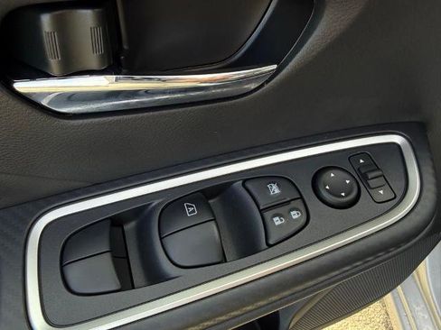 New 2025 Nissan Versa SR w/ Trunk Package image 20