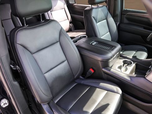 Used 2023 Chevrolet Suburban Z71 w/ Luxury Package AWD/4WD image 32