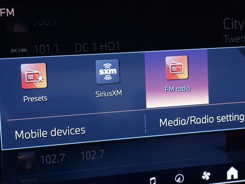 Used 2024 BMW i7 xDrive60 w/ Executive Package image 52