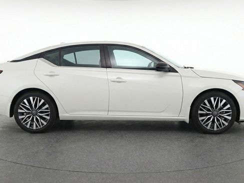 Used 2025 Nissan Altima 2.5 SV FWD image 9