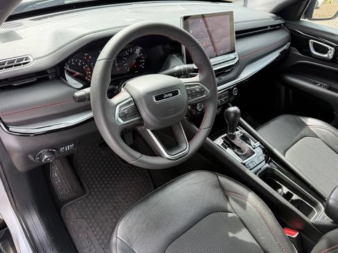 Used 2025 Jeep Compass Trailhawk AWD/4WD image 13