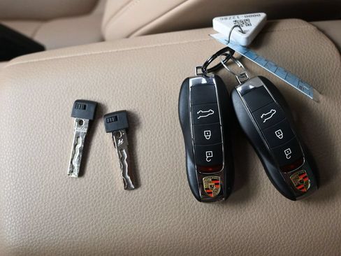 Used 2023 Porsche Macan S AWD/4WD image 32