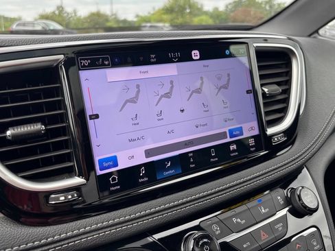 Used 2025 Chrysler Pacifica Limited FWD image 39