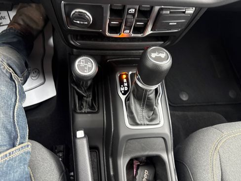 Used 2025 Jeep Wrangler Sahara image 25