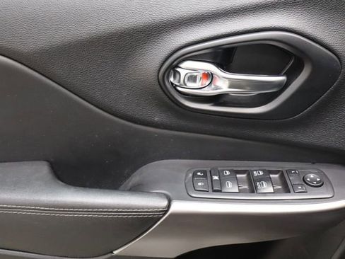 Used 2021 Jeep Cherokee Latitude Lux w/ Comfort/Convenience Group image 17