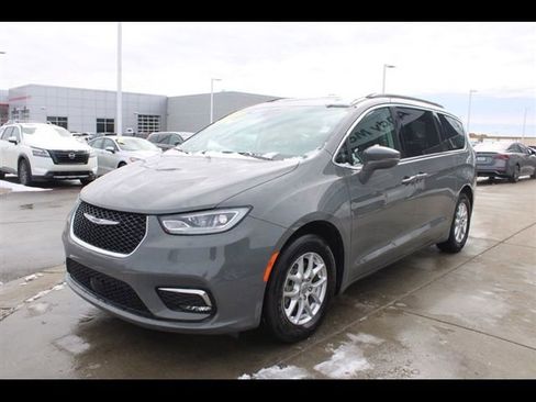 Used 2022 Chrysler Pacifica Touring-L FWD image 3