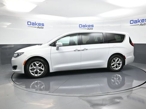 Used 2018 Chrysler Pacifica Touring Plus w/ Tire & Wheel Group image 5