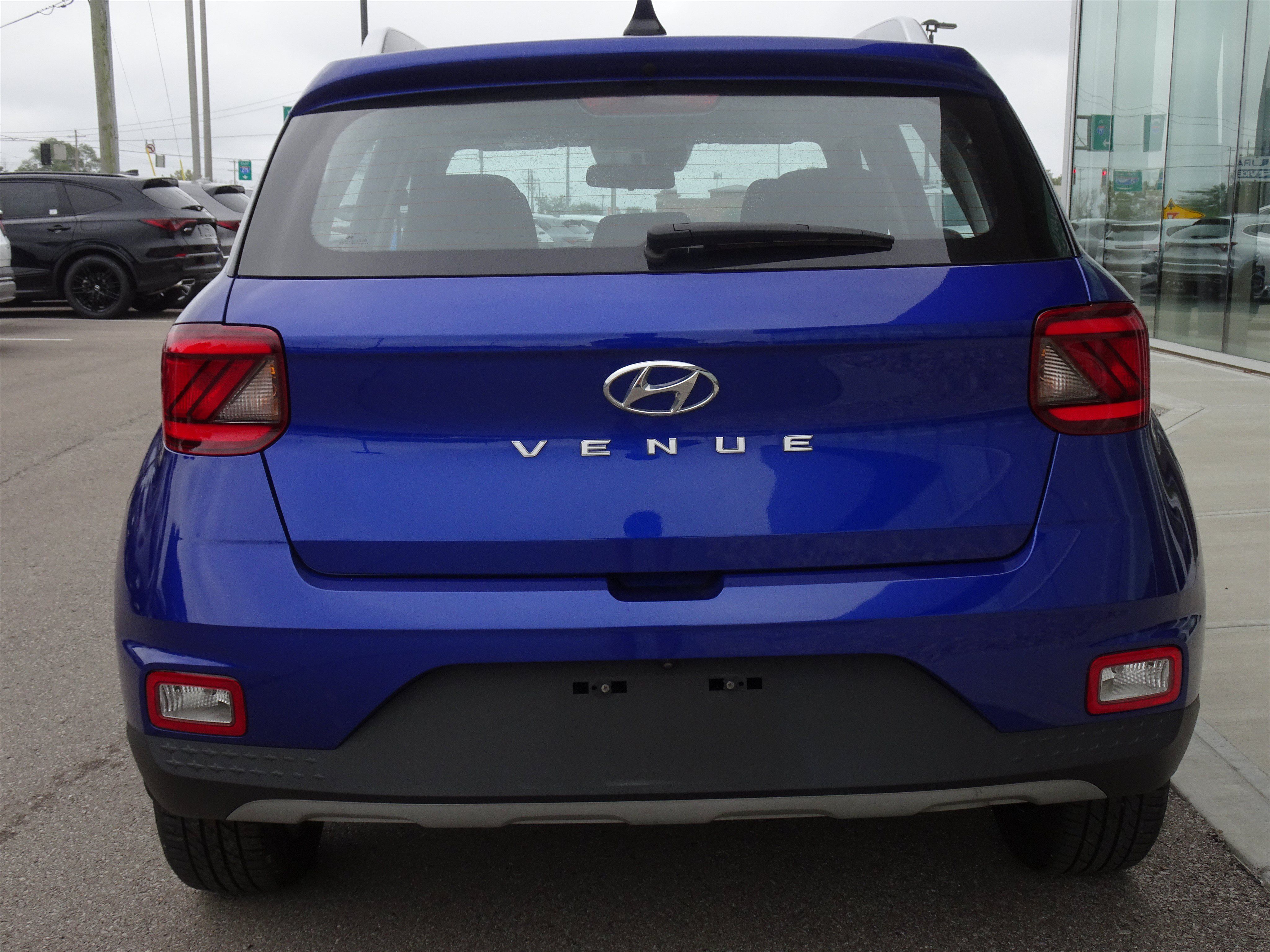 Used 2022 Hyundai Venue SEL FWD image 4