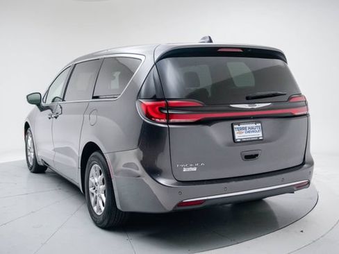 Used 2023 Chrysler Pacifica Touring-L FWD image 4