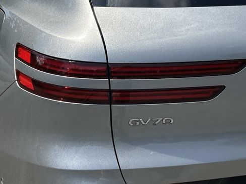 Used 2022 Genesis GV70 3.5T Sport w/ Sport Advanced Package AWD/4WD image 10