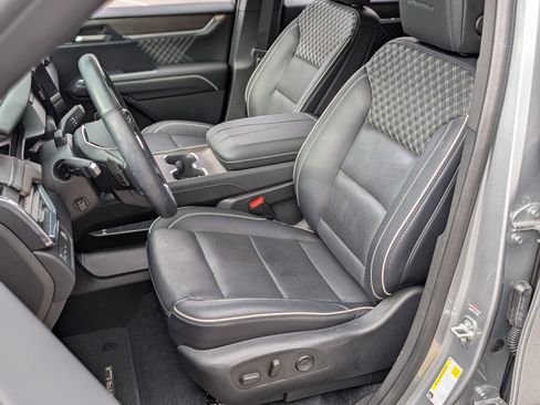 Used 2024 GMC Acadia Denali w/ Super Cruise Package image 16