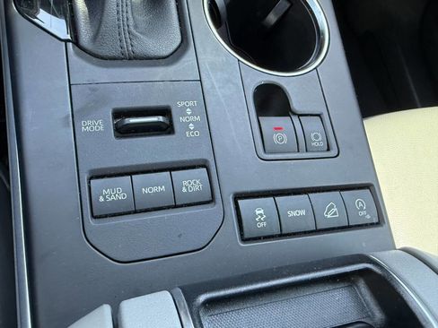Used 2021 Toyota Highlander XLE AWD/4WD image 37
