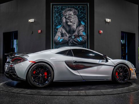 Used 2018 McLaren 570S Spider image 11