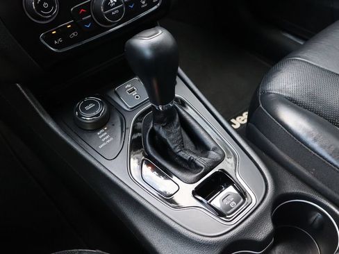 Used 2019 Jeep Cherokee Limited w/ Luxury Group AWD/4WD image 17