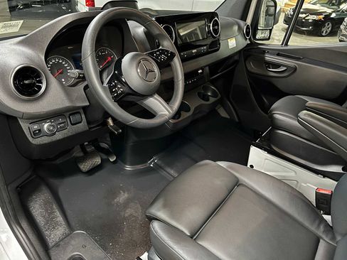 Used 2025 Mercedes-Benz Sprinter 2500 image 23